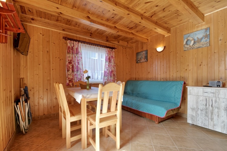 Ground floor: (open kitchen(hob(2 ring stoves, induction), electric kettle, toaster, fridge-freezer), Living/diningroom(double sofa bed, TV(flatscreen), dining table), bathroom(shower, washbasin, toilet))\n\nOn the 1st floor: (bedroom(double bed), bedroom(single bed, double bed))\n\nReception, Internet access, Parking, Play area, Lawn, terrace, garden(shared with other guests, fenced, 2000 m2), garden furniture, sun loungers, BBQ(charcoal), trampoline, sand pit, slide, ironing board, iron, Swing set