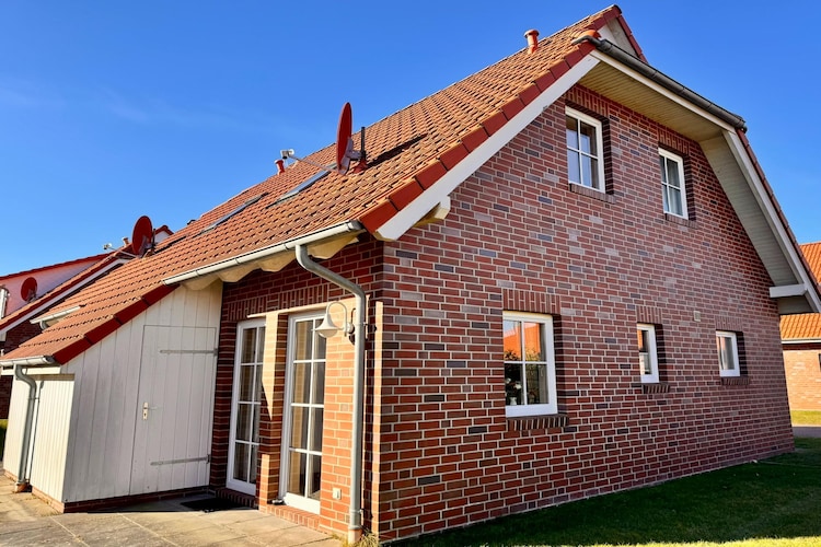 Cozy semi-detached house in the new holiday park with approximately 50 square meters of living space, ideal for up to 4 people. The accommodation offers an open-plan living area with a kitchen, two bedrooms, a bathroom with shower, and a separate guest toilet. A sunny terrace, a storage room, and a parking space directly at the house complete the offering. Perfect for a relaxing holiday!
Highlight: Wi-Fi, dogs allowed
Note: Please register your bed linen/linen package with Belvilla in advance!
Please note that construction workers and tradespeople are not permitted in this accommodation. Business travelers with a corresponding background will also not be admitted, even if they have a booking. We ask for your understanding that we only rent to tourists.
Burhave is a charming North Sea resort on the Butjadingen peninsula, known for its relaxed atmosphere and proximity to the Wadden Sea. The town offers numerous leisure activities, including the popular North Sea Lagoon beach, cycling and hiking trails, as well as cozy restaurants and cafés. Due to its central location, Burhave is ideally suited as a starting point for exploring the surrounding region and the UNESCO World Heritage Wadden Sea.