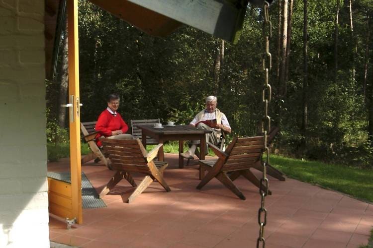 Maison écologique avec poêle à bois, dans un parc de vacances en pleine nature