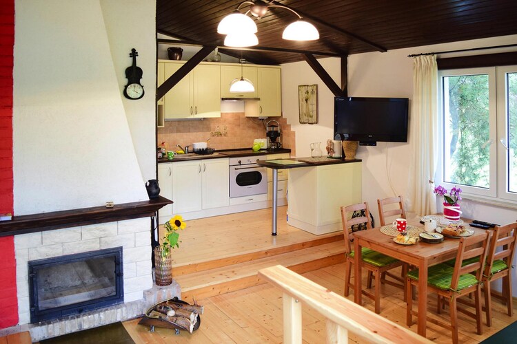 Ground floor: (open kitchen(electric kettle, toaster, cooker(4 ring stoves, ceramic, electric), hood, coffee machine, oven, microwave, fridge-freezer), Living/diningroom(TV(flatscreen), dining table(4 persons), fireplace, seating area), bedroom(double bed), bedroom(2x single bed), bathroom(shower, washbasin, toilet), toilet(washbasin, toilet, washing machine))\n\nLawn, heating(electric), terrace(private), garden(private, fenced, 600 m2), garden furniture, sun loungers, BBQ(charcoal), parking, Sunscreen