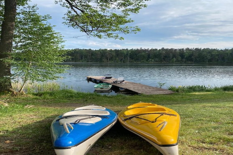 Ground floor: (Living room(dining table, fireplace, seating area), Kitchen(dining table, electric kettle, boiling water tap, toaster, cooker(4 ring stoves, induction), espresso machine, oven, dishwasher, fridge-freezer, fridge-freezer), bedroom(single bed, single bed), bedroom(single bed, single bed), bedroom(single bed, single bed), bedroom(single bed, single bed), bedroom(single bed, single bed), bedroom(single bed, single bed, single bed, single bed), bathroom(shower, washbasin, toilet), bathroom(shower, washbasin, toilet), bathroom(shower, washbasin, toilet), bathroom(shower, washbasin, toilet), bathroom(shower, washbasin, toilet), bathroom(shower, washbasin, toilet), conservatory/veranda)\n\njetty, Internet access, Parking, terrace, garden(private, landscaped garden, partially fenced, 1500 m2), garden furniture, BBQ, hammock