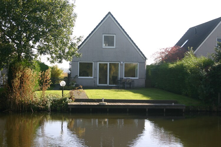 Vrijstaande bungalow met afwasmachine direct aan het water