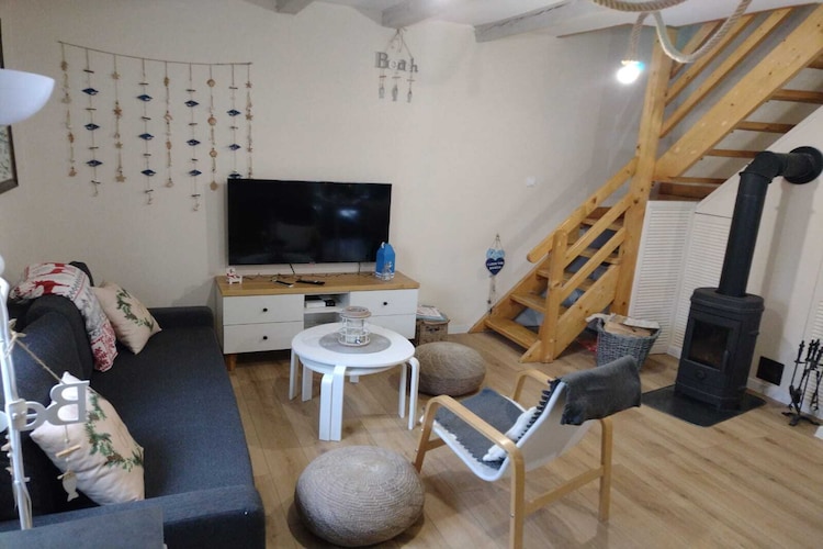 Ground floor: (open kitchen(hob(4 ring stoves, induction), electric kettle, coffee machine, microwave, dishwasher, fridge-freezer), Living/diningroom(double sofa bed, TV(flatscreen), dining table, fireplace), bedroom(double bed), bathroom(shower, washbasin, toilet, washing machine, hairdryer), bathroom(shower, washbasin, toilet), stair gate)\n\nOn the 1st floor: (bedroom(single bed, double bed), bedroom(single bed, single bed), bathroom(shower, washbasin, toilet), bathroom(shower, washbasin, toilet))\n\nInternet access, Parking, Play area, Lawn, baby bath, heating(central, wood), terrace(private, roofed), garden(shared with other guests, fenced, 1200 m2), garden furniture, BBQ(charcoal), trampoline(shared with other guests), sand pit(shared with other guests), play equipment, slide(shared with other guests), hammock, high chair, Swing set, baby crib(free)