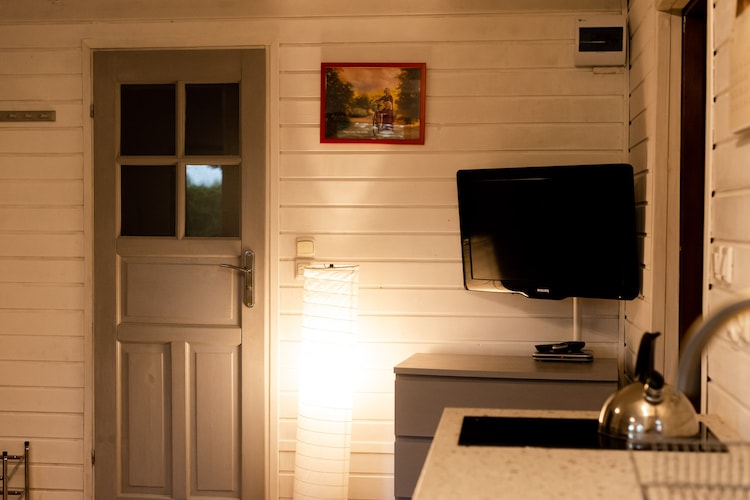 Ground floor: (open kitchen(hob(2 ring stoves, induction), electric kettle, toaster, coffee machine, microwave, fridge-freezer, washing machine), Living/diningroom(double sofa bed, TV(flatscreen), dining table, fireplace, heating(electric)), bathroom(shower, washbasin, toilet, hairdryer), stair gate)\n\nOn the 1st floor: (bedroom(single bed, single bed, double bed))\n\nInternet access, Parking, Trampoline, Play area, Lawn, baby bath, heating(electric, wood), terrace(private, roofed, 10 m2), garden(shared with other guests, fenced, 1200 m2), garden furniture, BBQ(charcoal), sand pit(shared with other guests), play equipment, slide(shared with other guests), hammock, high chair, Swing set, baby crib(free)