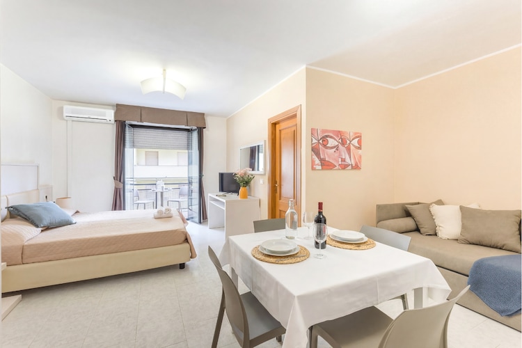 Rina Sea Apartments Mono - Eetkamer