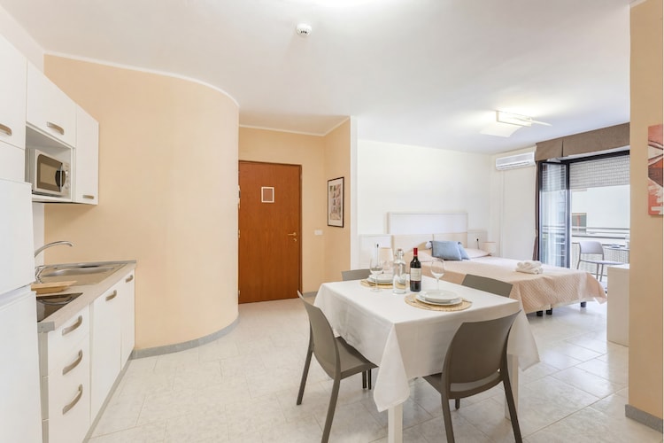 Rina Sea Apartments Mono - Eetkamer