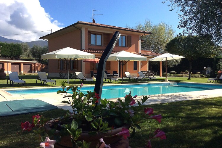 Gelegen in Toscaanse heuvels tussen Arezzo en Florence.