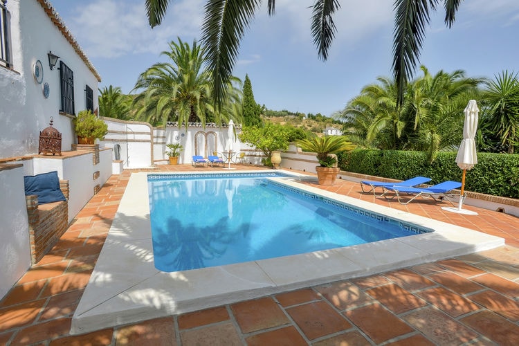Vakantiehuis met zwembad bij ecologische finca met amandel- en olijfbomen