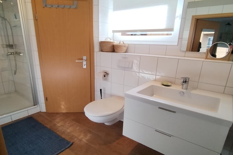 Floating House 4 - Rügen / 5 Personen - Badezimmer
