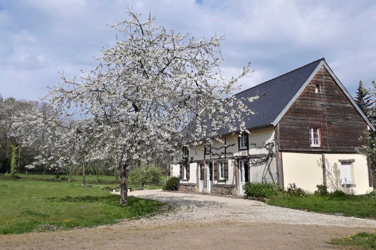 Gemütliches Ferienhaus in Le Mesnil-Boeufs mit Garten
