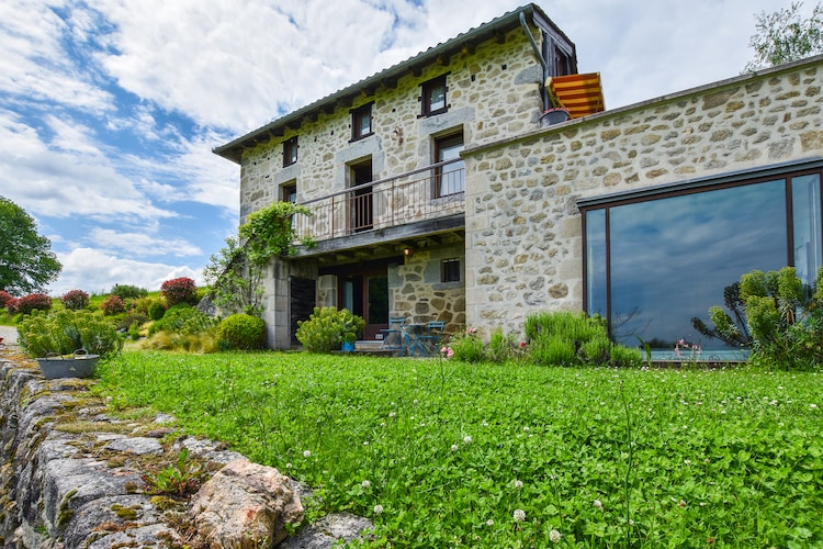 Maison auvergnate avec bubbelbad et sauna