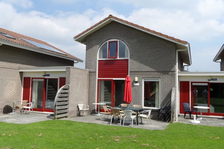 Knusse studio met ligbad en terras, gelegen in Friesland