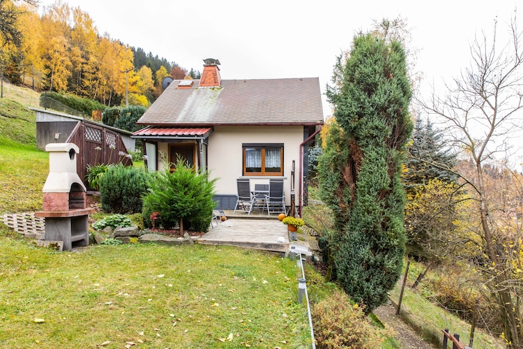 Vrijstaande vakantieVacation house met zonnige tuin in het hart van het Thüringer Woud