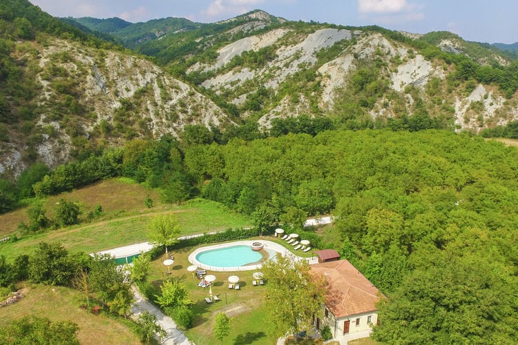 Vakantiehuizen Italie | Marche | Vakantiehuis te huur in Apecchio met zwembad  met wifi 16 personen
