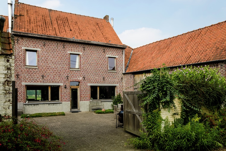Ruime vierkantshoeve met schitterend uitzicht over glooiend landschap