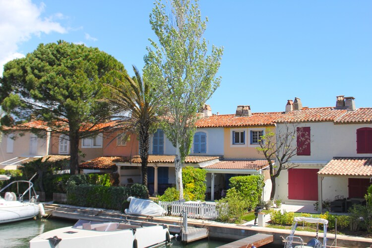 Modern vakantiehuis aan het water in Port-Grimaud , op loopafstand van strand