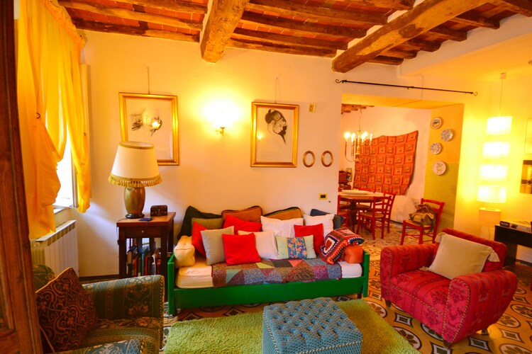 Kleurrijk vakantiehuis in Casoli met balkon