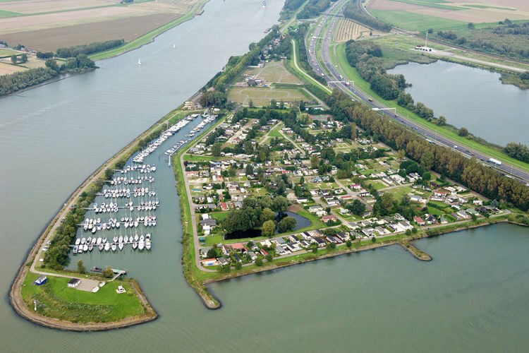 Recreatie- en watersportcentrum de Biesbosch ligt direct aan het Hollands Diep. Het geheel nieuwe park kent verschillende faciliteiten van openlucht zwembad tot jachthaven. Het grenst aan Nationaal Pa..