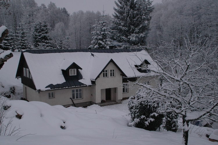 Ruim vakantiehuis in Reuzengebergte nabij de skipistes