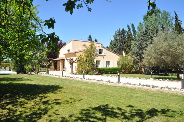 Entre Uzès Arles Et Avignon